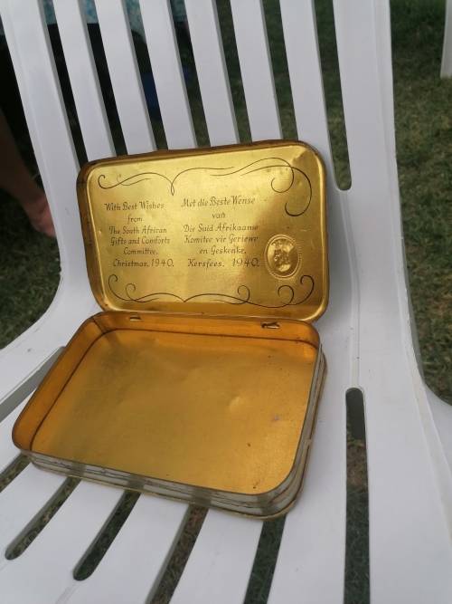 A RARE WW2 `GREETINGS FROM SOUTH AFRICA` CHRISTMAS 1940 SERVICEMEN CHOCOLATE GIFT TIN