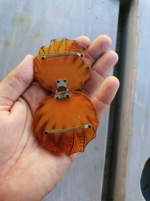 AN ART DECO LUCITE / BAKELITE TYPE FLORAL MOTIF BELT BUCKLE