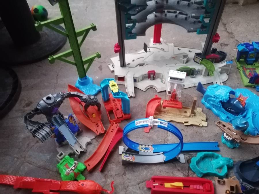 Massive hot wheels sets. No cars