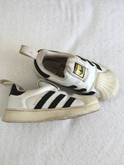 ***Lockdown Specials : Cute Original Puma Takkies ***