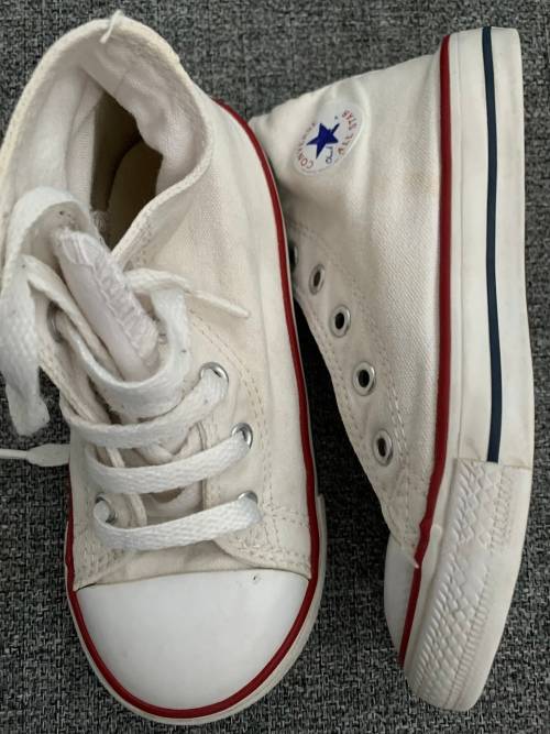 80% Off February sale : Converse Takkies