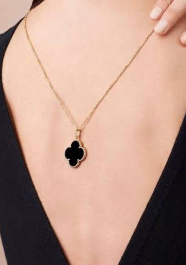 **Black November : 80% off Gorgeous diamante pendant necklace**