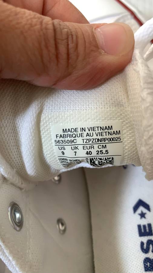 **January Sale : Absolute Bargain Gorgeous Converse Takkie just unpacked**