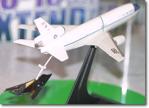 DRAGON WINGS 1/400 USAF DOUGLAS KC-10 EXTERNDER W/ F-117 NIGHTHAWK 55741