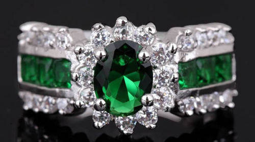 STUNNING EMERALD 18K WHITE GOLD FILLED DRESS RING