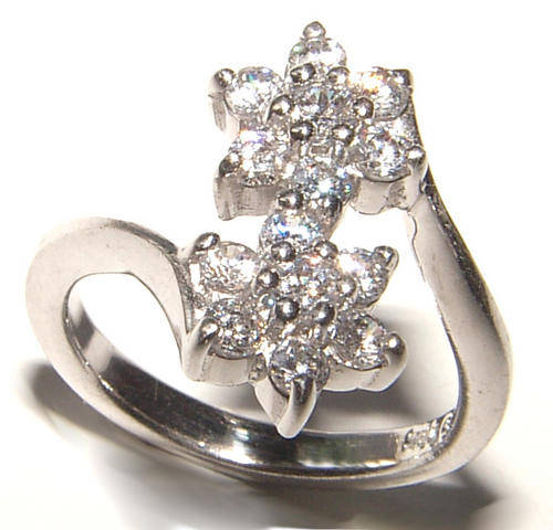 ***SIMPLY BEAUTIFUL!!***GORGEOUS DIAMOND SIMULANT FLOWER DRESS RING!