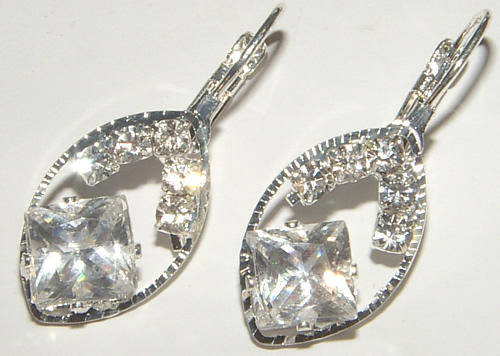 *** PRETTY*** RHINESTONE DANGLING EARRINGS!!!