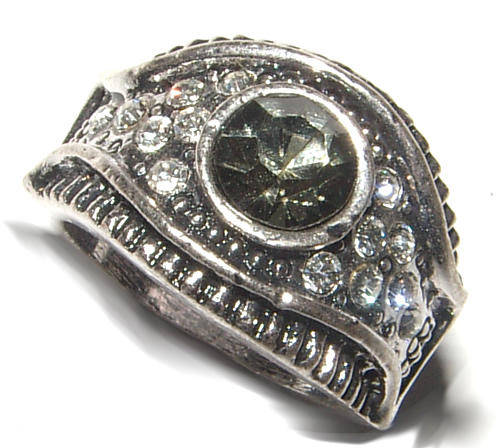 """NEW"""BEAUTIFUL RHINESTONE ENCRUSTED DRESS RING!