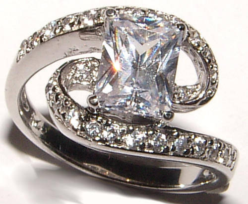 **BEAUTIFUL** SPARKLING DIAMOND SOLITAIRE RING - EXCEPTIONAL QUALITY!