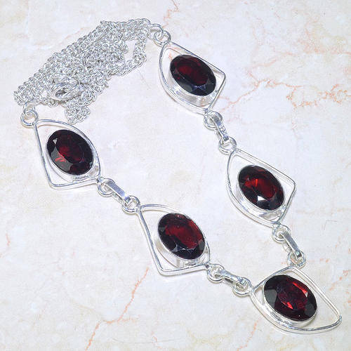 ****PURE BEAUTY IN NATURAL GEMSTONES!!****STUNNING GARNET GEMSTONE NECKLACE!