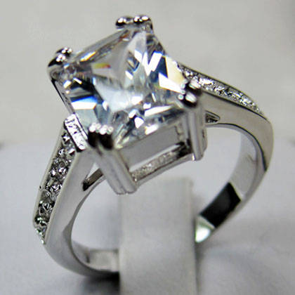 ***GORGEOUS***STUNNING WHITE GOLD SOLITAIRE RING!!!