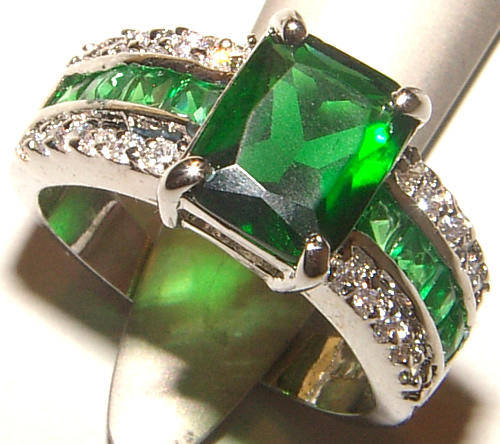 ***WOAW!!!***STUNNING EMERALD COCKTAIL DRESS RING!!!
