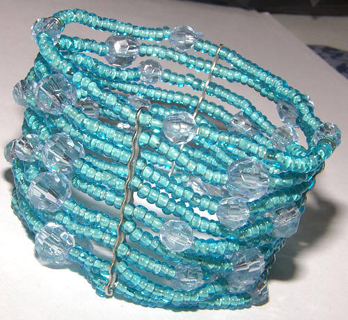 ***PRETTY AS A PICTURE!!*** MULTISTRAND LUCITE STRETCHY BRACELET!