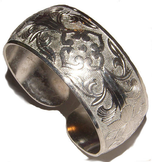 ***L@@@@K!!*** STUNNING ENGRAVED SILVER BANGLE!!