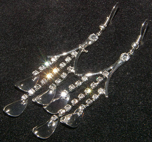 **STUNNING** SILVER DANGLING EARRINGS!