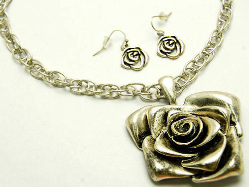 STUNNING SILVER ROSE NECKLACE