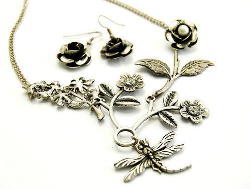 STUNNING FLOWER NECKLACE IN SILVER