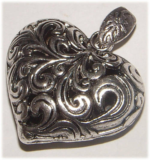 STUNNING SILVER 3D HEART PENDANT.