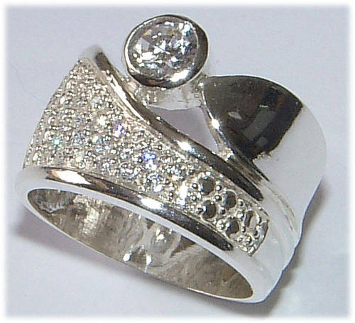 NEW ITEM LISTING! - DIAMOND SIMULANT STERLING SILVER RING.