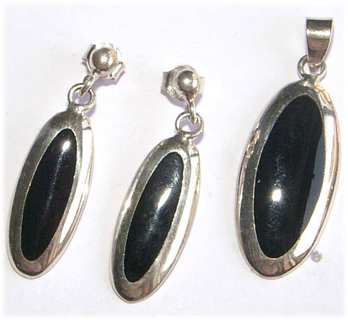BEAUTIFUL ONYX EARRINGS AND PENDANT SET in STERLING SILVER