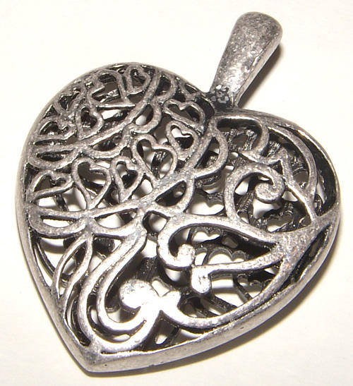 ***STUNNING*** SILVER 3D HOLLOW HEART PENDANT!