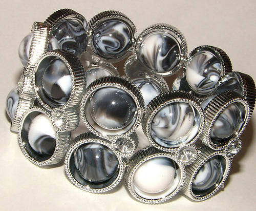 STUNNING BROAD LUCITE BEAD STRETCHY BRACELET WITH RHINESTONES!