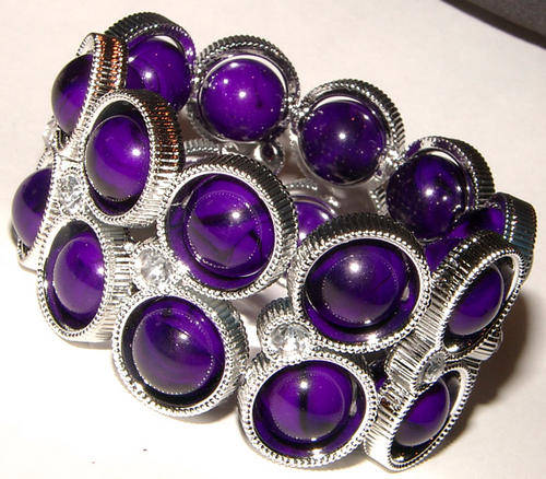 STUNNING BROAD LUCITE BEAD STRETCHY BRACELET WITH RHINESTONES!