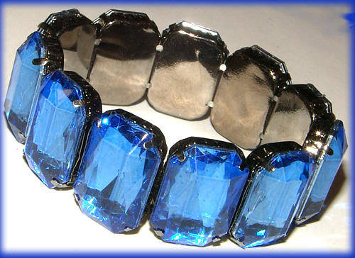 ***NEW*** STRIKING LUCITE BEADED STRETCHY BRACELET!