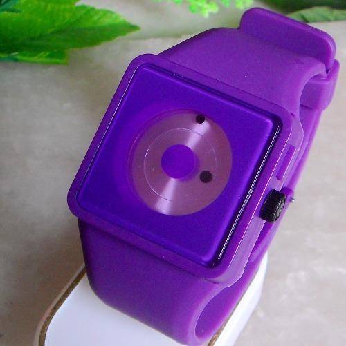 ***STRIKINGLY DIFFERENT*** SWEET JELLY WRIST WATCH!