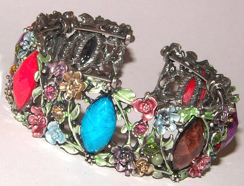 ***STUNNING!!!*** DESIGNER INSPIRED VINTAGE STYLE FLORAL BANGLE!