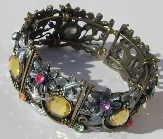 ***STUNNING!!!*** VINTAGE STYLE FLORAL BANGLE!