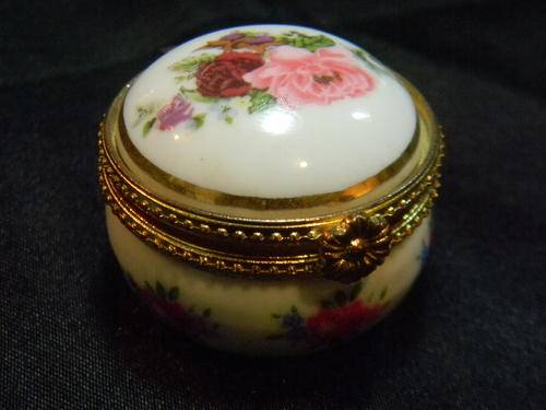 Beautiful Petit Victorian? Porcelain Pill Container - No Damage!