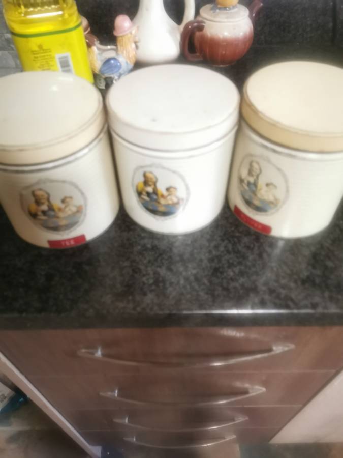 5 VINTAGE MAZAWATEE TINS