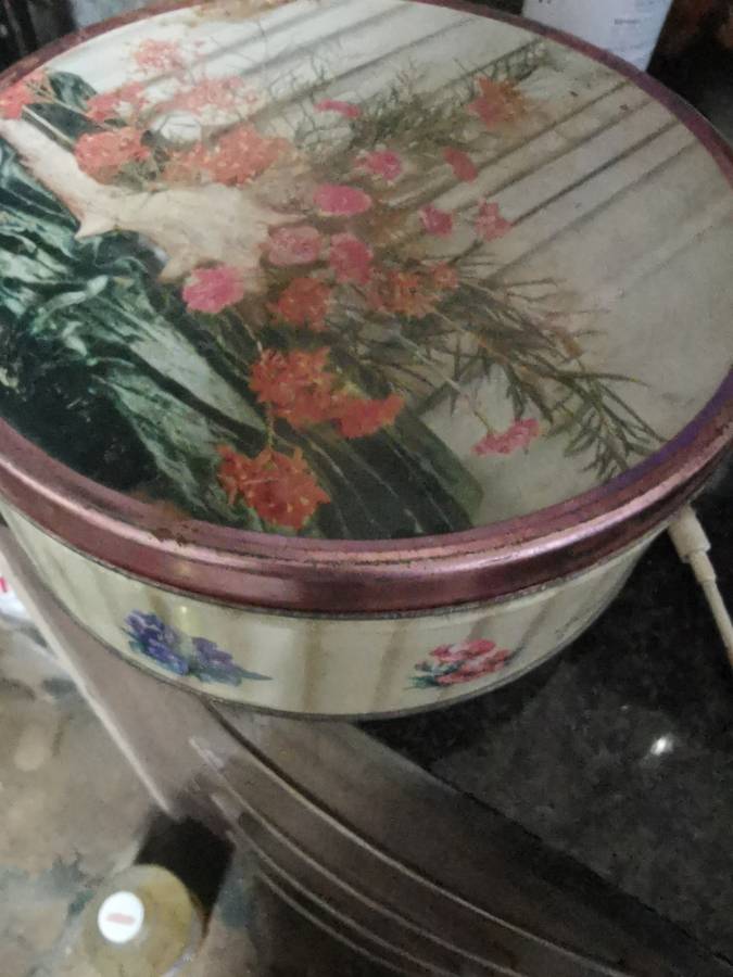 VINTAGE OLLECTABLE FLOWER MOTIF TIN