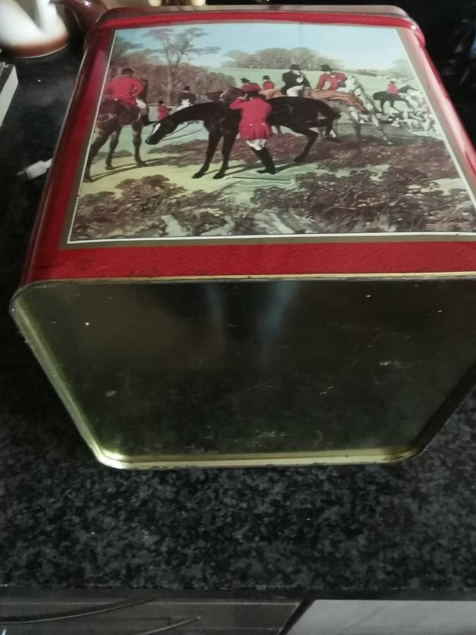 COLLECTABLE  TIN