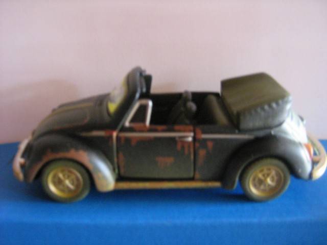 Volkswagen Beetle Cabriolet (scale 1/43) by Maisto Fresh Metal