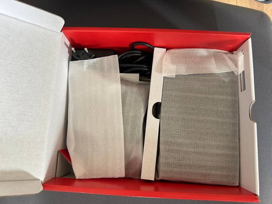 Nintendo Switch V2 Neon Red / Neon Blue + 1 Game + Case