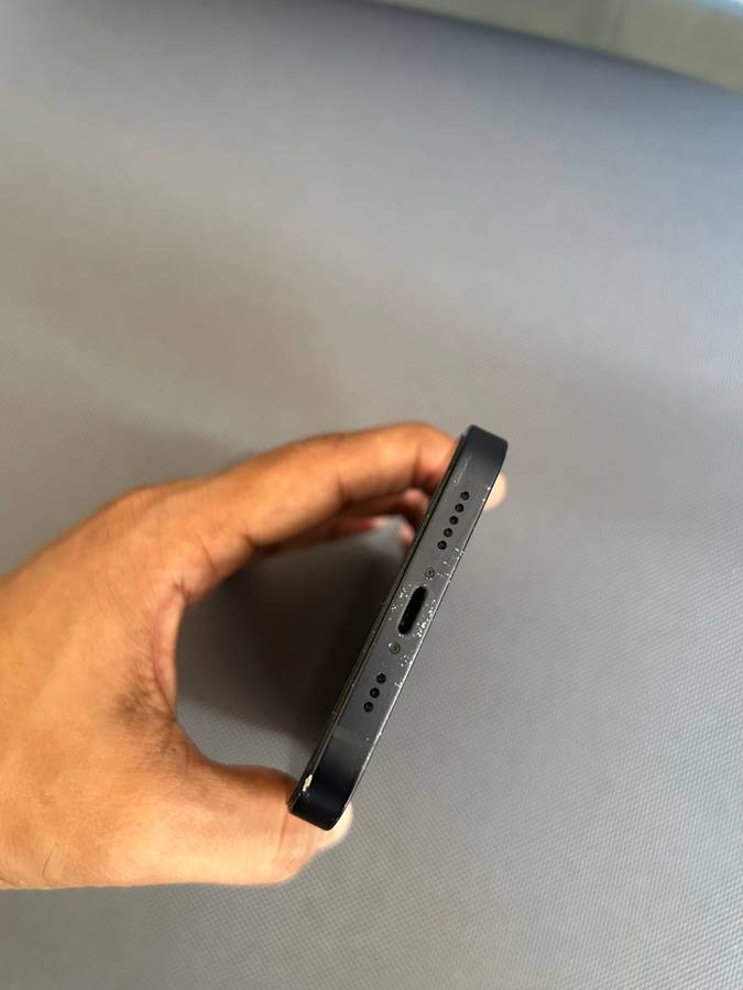IPhone 12 64GB (Black) + Original Apple Charge Cable + Clear case