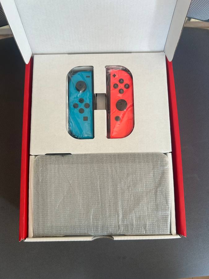 Nintendo Switch V2 Neon Red / Neon Blue + 1 Game