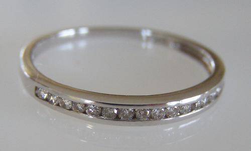 9CT DIAMOND RING