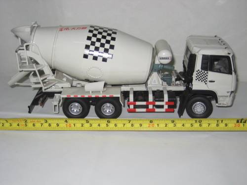 Dong Feng Cement Mixer Truck - 1/32 Scale