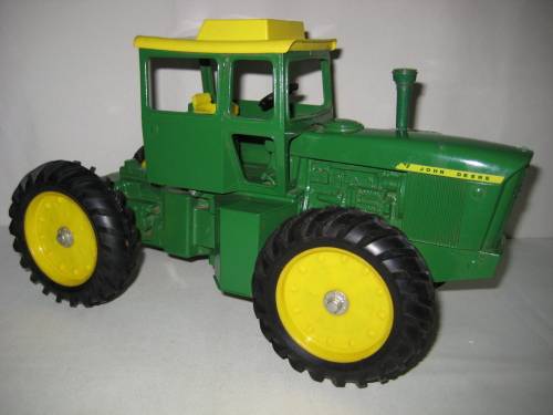 John Deere Knacker Tractor 7520 by ERTL - Length 355 mm