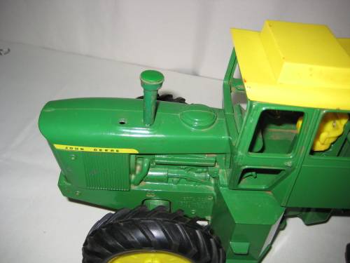 John Deere Knacker Tractor 7520 by ERTL - Length 355 mm