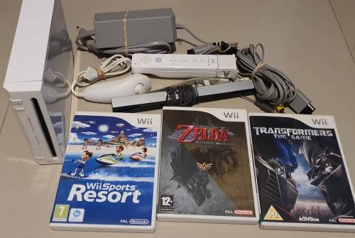 Nintendo Wii Console Bundle + 3x Games