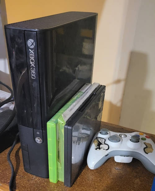 Xbox 360 E + Controller