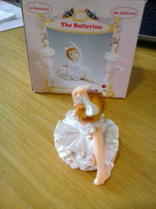 Porcelain/ ceramic ballerina collectable figurine. Perfect condition in original packaging. 8cm high