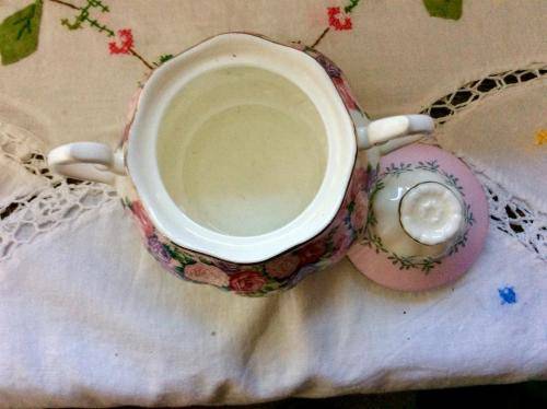 ROYAL ALBERT ROSE GARLAND LIDDED SUGAR BOWL