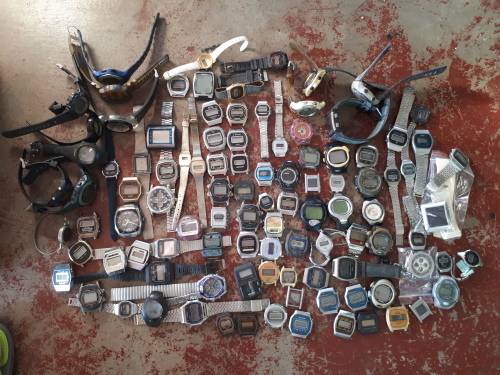 Box of digital/dual display quartz watches