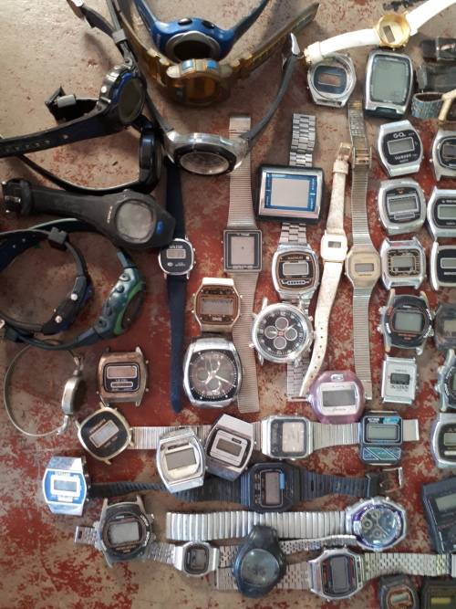 Box of digital/dual display quartz watches