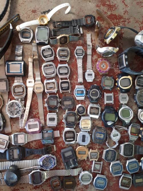 Box of digital/dual display quartz watches